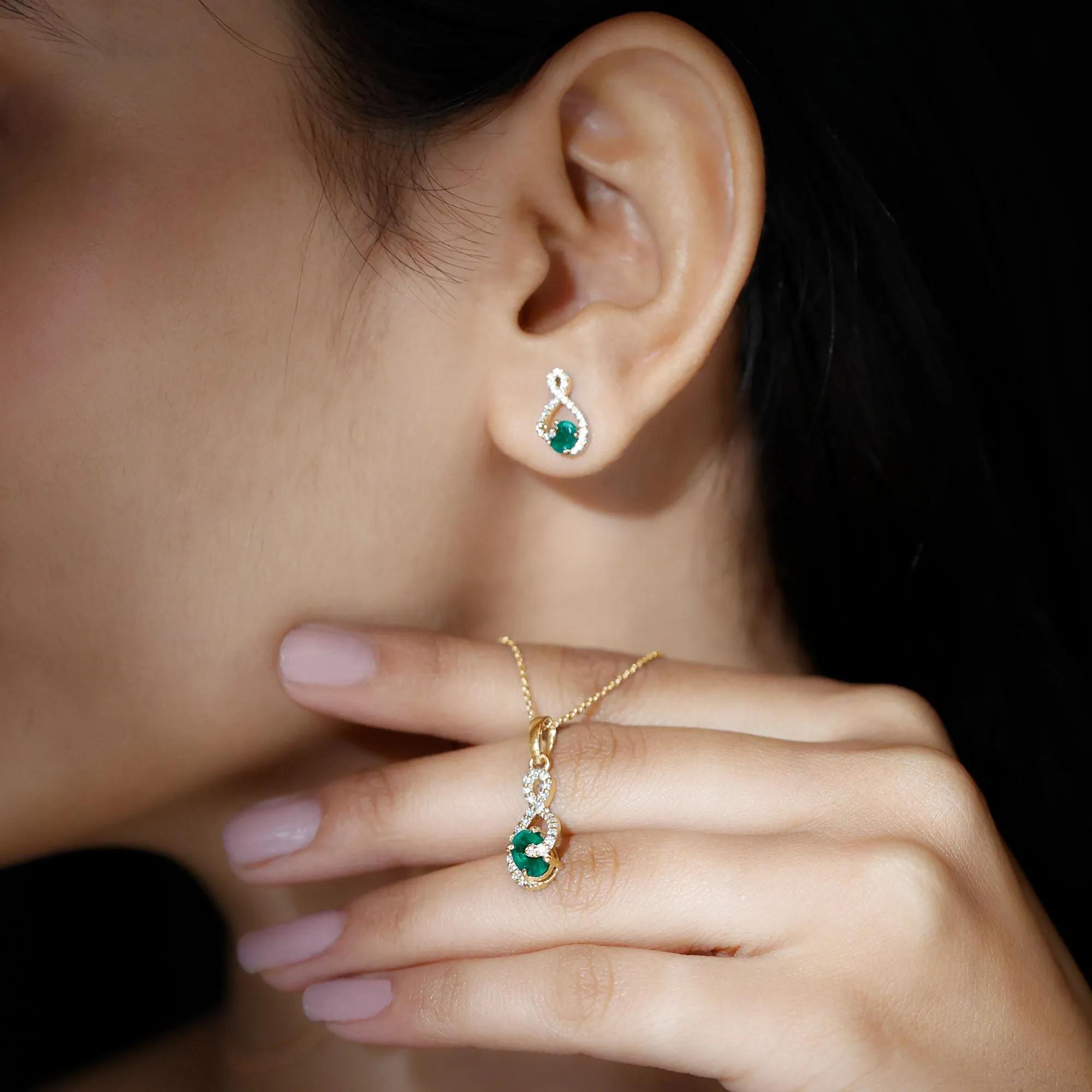 Infinity Jewelry Set with Oval Shape Emerald and Diamond